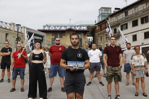 ASKE antolakundeak prentsaurrekoa burutu du Donostiako kaian, datorren irailaren 13an antolatutako manifestaziora deituz.